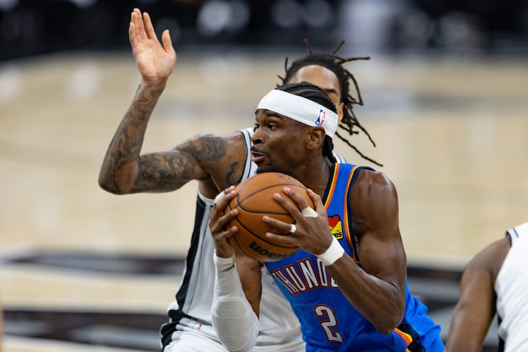El dos veces MVP Shai Gilgeous-Alexander de Oklahoma City Thunder no pudo hacer mucho ante la férrea defensa de los Spurs.