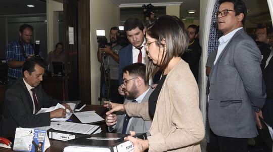 Autoridades de la Municipalidad de Asunción durante la entrega de documentación sobre bonos ante la Contraloría.