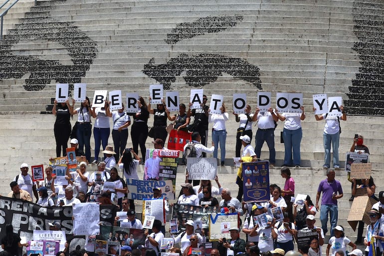 Decenas de familiares de presos políticos protestaron para exigir a la presidenta encargada del país, Delcy Rodríguez, más liberaciones y respuestas a las denuncias de violaciones a los derechos humanos que, aseguran, no han sido investigadas. 
