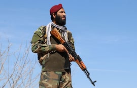 Un miembro de las fuerzas talibanas de seguridad monta guardia en la localidad de Tere Zayi, en la provincia de Khost, el pasado lunes.