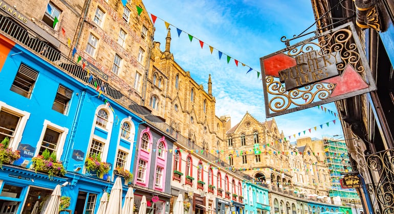 La famosa calle Victoria, en el casco antiguo de Edimburgo, Escocia.