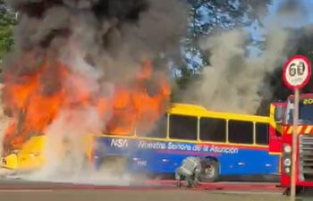 El bus que transportaba a paraguayos que se incendió en Foz de Iguazú.