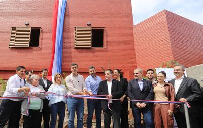 Santiago Peña, Pedro Alliana y Horacio Cartes, junto a ministros del Poder Ejecutivo, en la entrega de viviendas en la Chacarita.