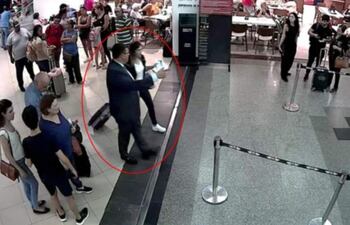 Ramón Arrúa conduce a un área restringida para civiles a la "mula" Eliana Cardozo, que transportaba 10 kilos de cocaína.