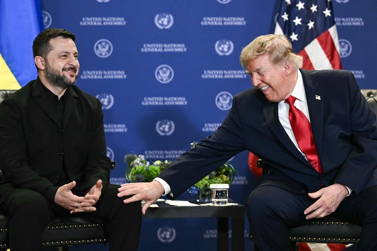 El presidente de EE. UU., Donald Trump (derecha), se reunió con el presidente de Ucrania, Volodímir Zelenski, al margen de la 81.ª Asamblea General de las Naciones Unidas en Nueva York
