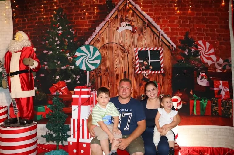 En el rincón de Papá Noel, las familias aprovechan para tomarse fotografías de recuerdo.