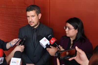 Los agentes fiscales, Gloria Rojas y Fermín Segovia, brindan declaraciones tras los allanamientos realizados.