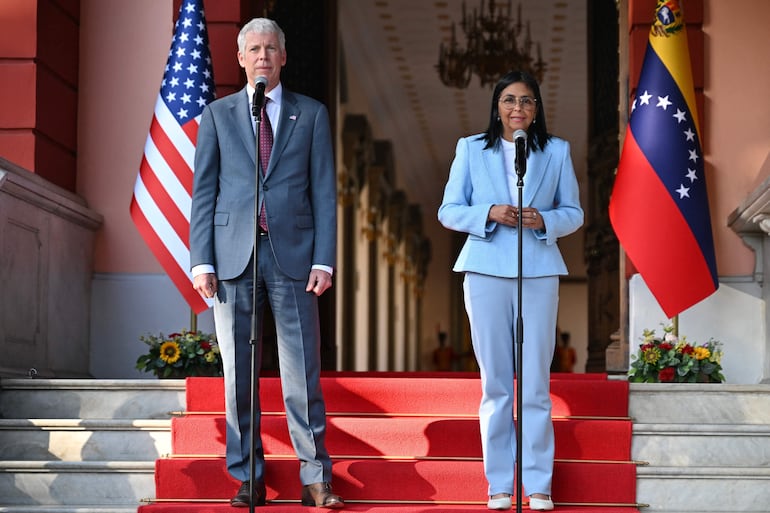 La presidenta de Venezuela, Delcy Rodriguez, junto al secretario de Energía de Estados Unidos, Chris Wright.