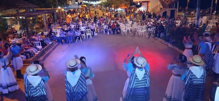 El mirador de la ciudad fue escenario del festival artístico “Pira Jeroky”, con la participación de grupos musicales, delegaciones de danza y artistas del departamento