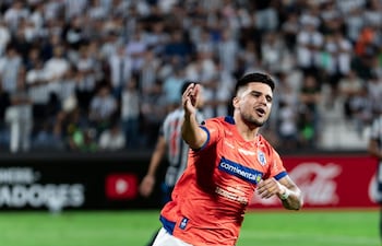 Brahian Ayala, futbolista de 2 de Mayo, celebra un gol en el partido frente a Alianza Lima por la revancha de la Fase 1 de la Copa Libertadores 2026 en el estadio Alejandro Villanueva, en Lima, Perú.
