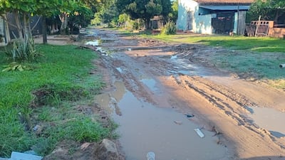Calle Singapur casi Japón, en el barrio Laurelty de San Lorenzo, en pésimo estado.