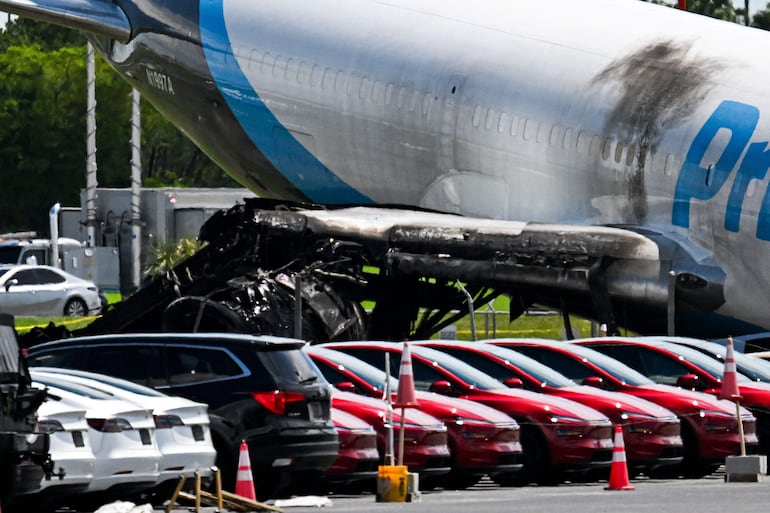 Un avión de carga de Prime Air aparece en el Aeropuerto Internacional de Miami el 7 de septiembre de 2026, tras haberse salido de la pista el día anterior en Miami, Florida.