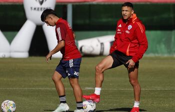 AME259. SANTIAGO (CHILE), 18/03/2025.- El jugador de la selección chilena de fútbol Alexis Sánchez (d) participa de un entrenamiento en el complejo deportivo Juan Pinto Durán este martes, en Santiago (Chile). EFE/ Elvis González