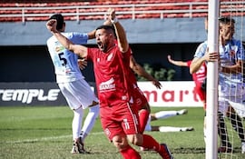 Ernesto "Pinti" Álvarez (37 años), en el festejo de un gol para el 3 de Febrero de Ciudad del Este.