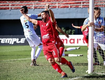 Ernesto "Pinti" Álvarez (37 años), en el festejo de un gol para el 3 de Febrero de Ciudad del Este.
