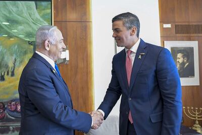 El primer ministro de Israel, Benjamin Netanyahu (i), saluda al presidente de Paraguay, Santiago Peña, durante el encuentro que celebraron en Jerusalén, en diciembre pasado.