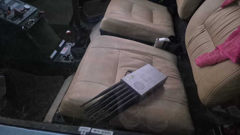 El inhibidor de señal encontrado dentro del helicóptero sustraído.