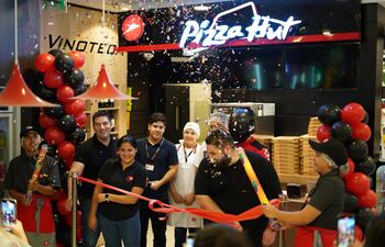 Inauguración del local, tipo kiosco, en San Bernardino, donde los veraneantes ya disfrutan de la pizza más rica del mundo.