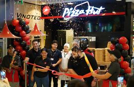 Inauguración del local, tipo kiosco, en San Bernardino, donde los veraneantes ya disfrutan de la pizza más rica del mundo.