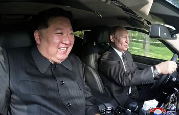 El presidente ruso Vladimir Putin y el lider norcoreano Kim Jogn Un. Los servicios de inteligencia de Ucrania y Corea del Sur coincidieron este viernes en denunciar que Corea del Norte planea entrar de forma directa en la guerra ruso-ucraniana con el envío de hasta 12.000 soldados norcoreanos que tendrían previsto unirse en breve a las tropas rusas.