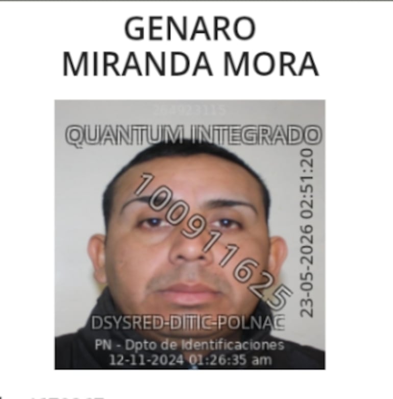 El presunto homicida y su cómplice aprovecharon la desesperación y la confusión para escapar. Agentes de Homicidios investigan el crimen.