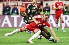 Harry Kane (der.) del Bayern de Múnich, en acción frente a Willian Pacho del PSG, durante el partido de vuelta de las semifinales de la UEFA Champions League entre el Bayern de Múnich y el Paris Saint-Germain, en Múnich, Alemania.