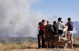 Un grupo de personas observa el humo del Incendio de Burgohondo (Ávila) desde el puerto de Navalmoral.
