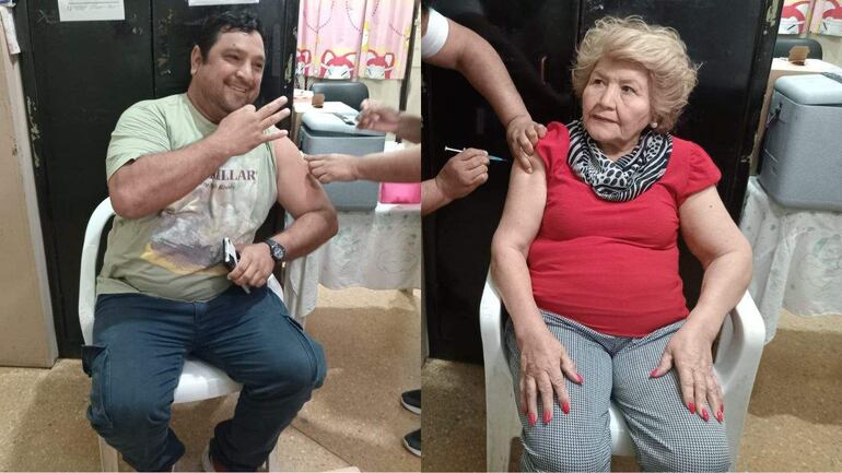 Hombre sonriendo en camiseta gris y mujer vestida de rojo, ambos recibiendo vacunas en un ambiente clínico.