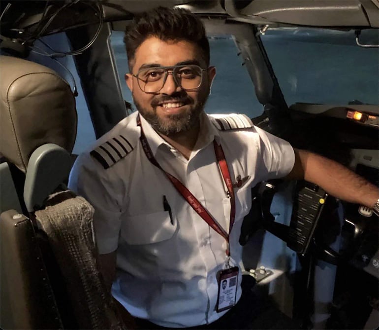 El piloto indio Smit Machchhar, capitán del vuelo FZ 1073 de flydubai. El líder israelí reconoció al piloto y a los pasajeros de un vuelo entre Dubái y Tel Aviv por haber evitado una catástrofe el 30 de septiembre, tras reducir a un copiloto que presuntamente intentó estrellar la aeronave, lo que obligó a realizar un aterrizaje de emergencia.