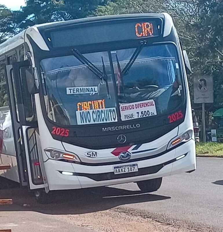 Autobús Marcopolo en movimiento, con letrero digital que indica la ruta y precio del pasaje.