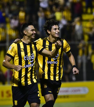 Dos de los goleadores aurinegros, Walter González y Adrián Alcaraz, quien pasó a liderar la tabla de artilleros con tres anotaciones.
