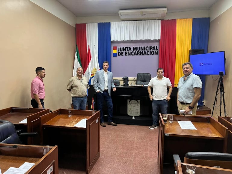 Ediles colorados opositores en la Junta Municipal. Diego Aquino, Andrés Morel, Juan Lichi, Fredy Ortega y Eduardo Florentín.