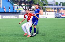 El lateral de River Plate, Matías Cañete cubre el esférico ante el acecho del volante azul, Tobías Villalba. (Foto: APF)