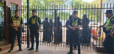 El portón del Centro Regional de Educación ya fue cerrado. Se espera el proceso de escrutinio.