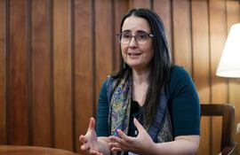 La directora de Amnisitía Internacional para las Américas, Ana Piquer, hablando durante una entrevista para EFE en Asunción.
