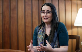 La directora de Amnisitía Internacional para las Américas, Ana Piquer, hablando durante una entrevista para EFE en Asunción.