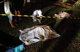 Los intervinientes procedieron al aislamiento de la escena del doble homicidio en Bella Vista Norte.
