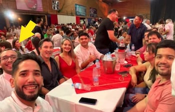 Alfredo René Benítez, beneficiado con la suspensión condicional por el caso de la “Mafia de los Pagarés”, en el cumpleaños de Raúl Latorre.