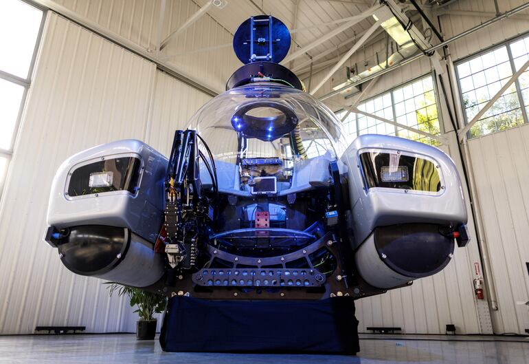 Un submarino Triton 3300/3 de DEEP se exhibe en un almacén en Miami, Florida, EE. UU., el 29 de octubre de 2025, durante la presentación del hábitat humano submarino piloto de Vanguard DEEP.