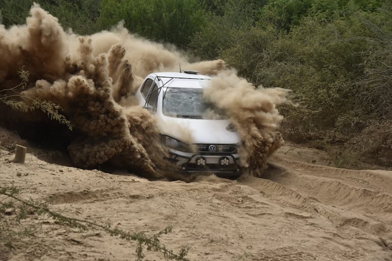 El auto de recorrida de Sebastián Martínez y Alejandro Álvarez, piloto y copiloto del ARD Competición, trancados en una subida del tramo de la Picada Histórica del Rally del Chaco 2026.