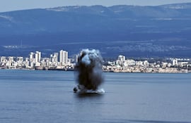 Un misil iraní cae en el mar, cerca de la ciudad de Haifa, Israel.