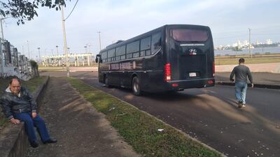 Ómnibus de las Fuerzas Armadas chocó contra un poste en Encarnación.