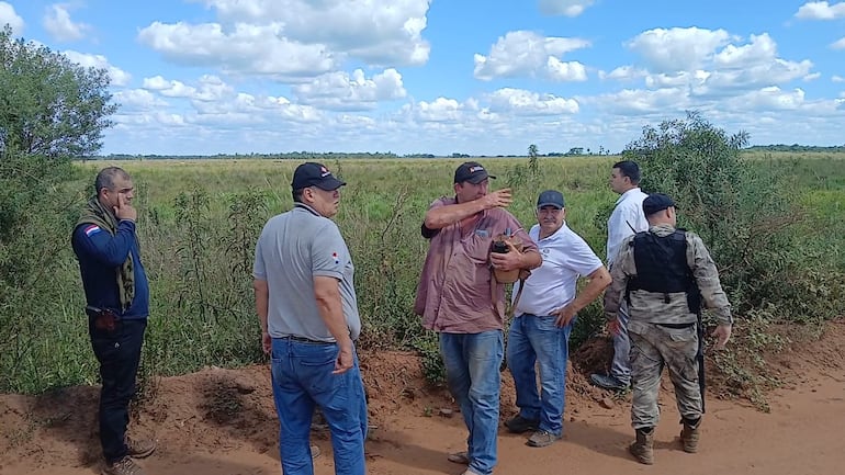 Carlos Pochiñek (camisa roja) acompañó el procedimiento y negó intervenciones que afecten el cauce.