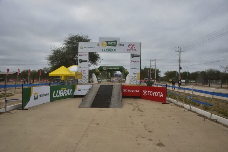 La rampa de partida y llegada del Transchaco Rally en la ciudad de Mariscal Estigarribia.
