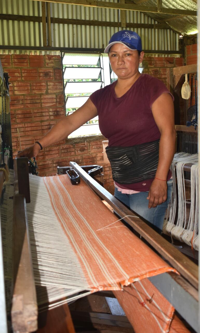  Carmen Segovia tejiendo una colcha de hilo.