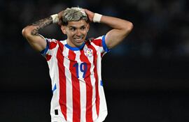 Julio Enciso, jugador de la selección de Paraguay, lamenta una jugada en el partido frente a Uruguay por la séptima fecha de las Eliminatorias Sudamericanas en el estadio Centenario, en Montevideo.