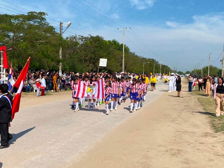 Niños portando la tradicional albirroja en el desfile en Puerto Casado