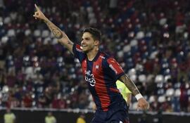 Luis Amarilla, jugador de Cerro Porteño, festeja un gol en el partido frente a Sportivo Ameliano por al fecha 13 del torneo Clausura 2025 de la Primera División de Paraguay en el estadio La Nueva Olla, en Asunción, Paraguay.