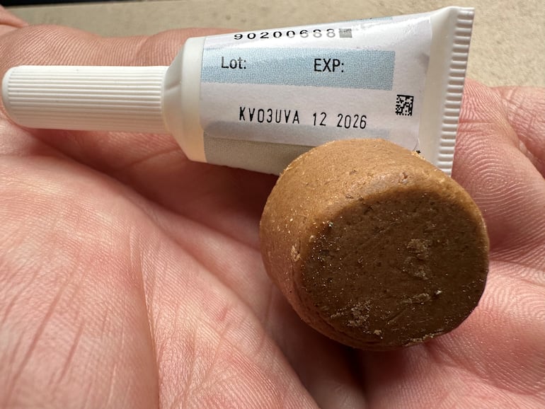 Además de los collares especiales, las formas de administración contra las garrapatas más populares son los preparados para el pelaje y las pastillas.