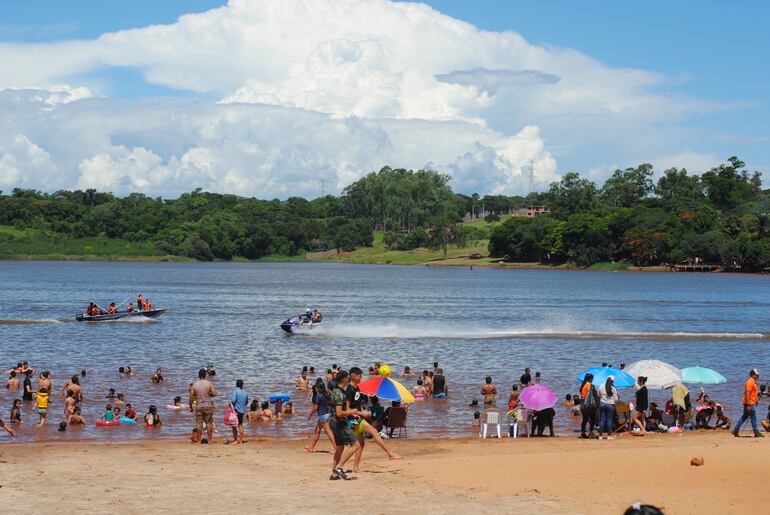 La playa de la costanera de Ciudad del Este, en días de intenso calor, recibe a miles de visitantes. 